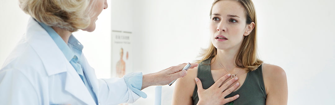 Doctora atendiendo a paciente