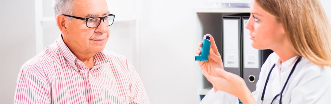 Doctora atendiendo a paciente