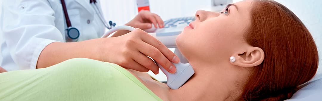 Imagen m&eacute;dico haciendo una prueba a un paciente