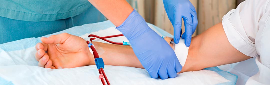 Imagen enfermero sacando sangre a un paciente