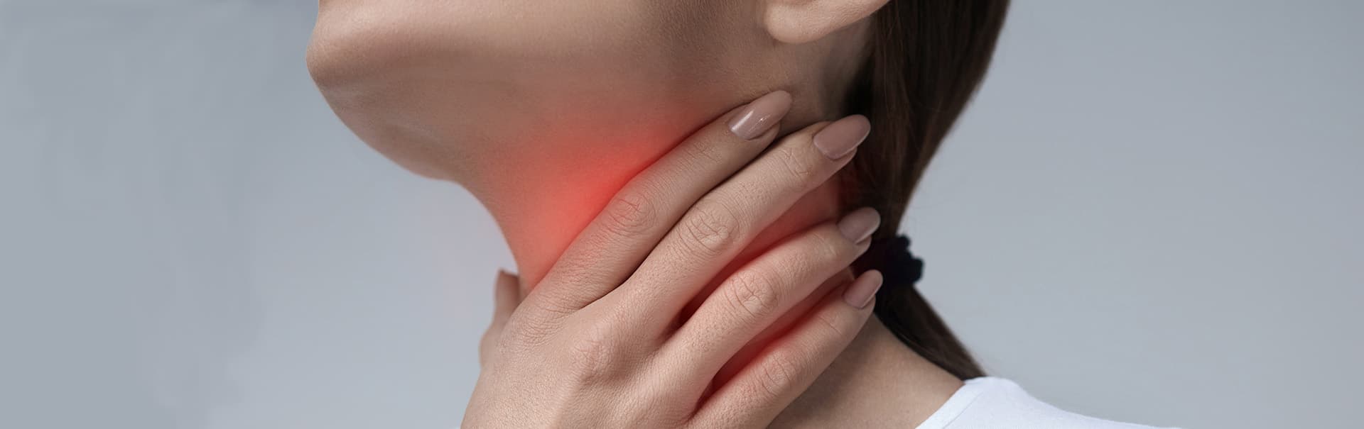 Persona con dolor de garganta