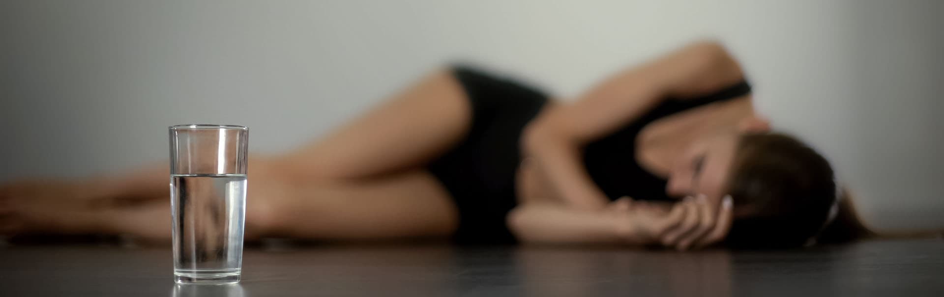 Imagen mujer tumbada en el suelo