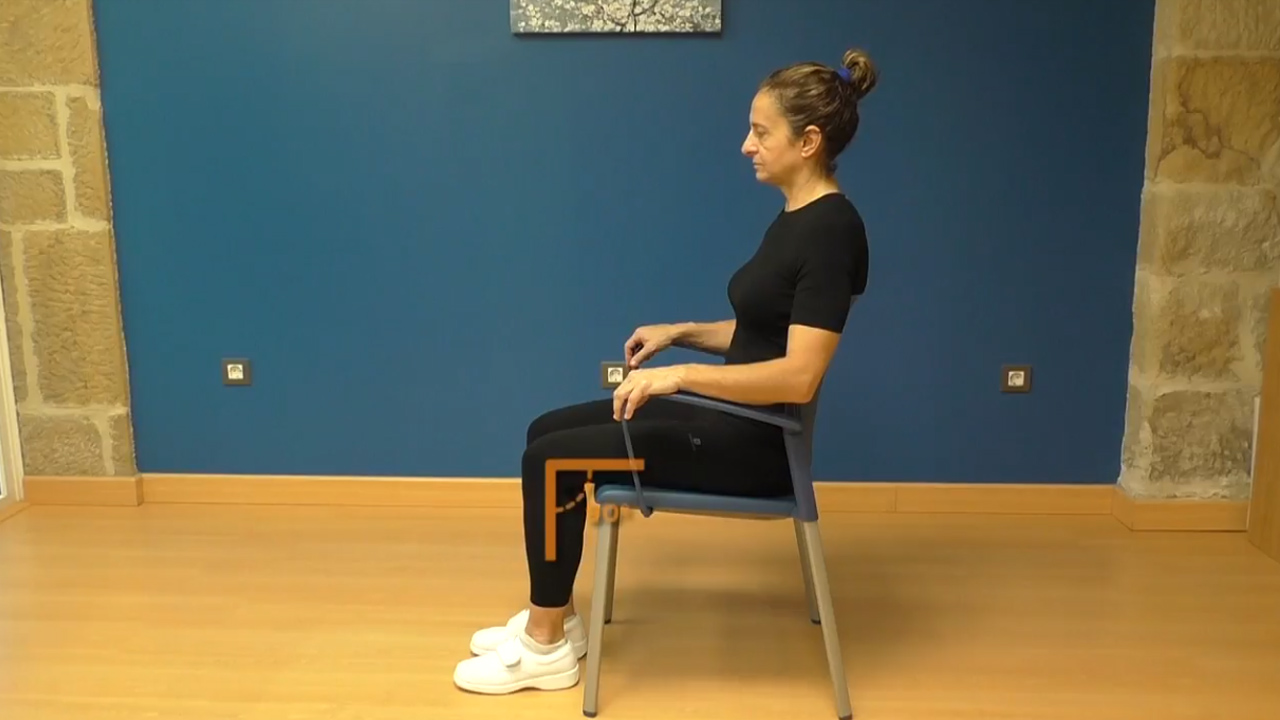 V&iacute;deo sobre Escuela de cadera. Sentado, doblar y estirar rodilla.