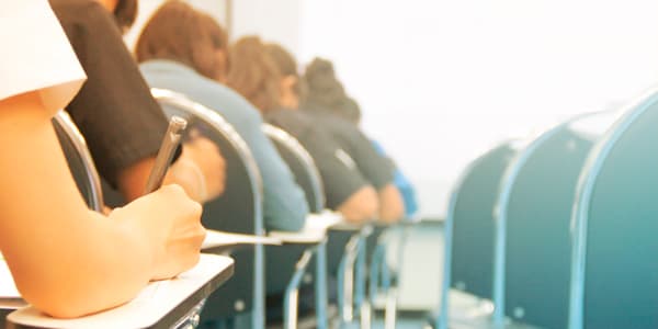 personas en un examen