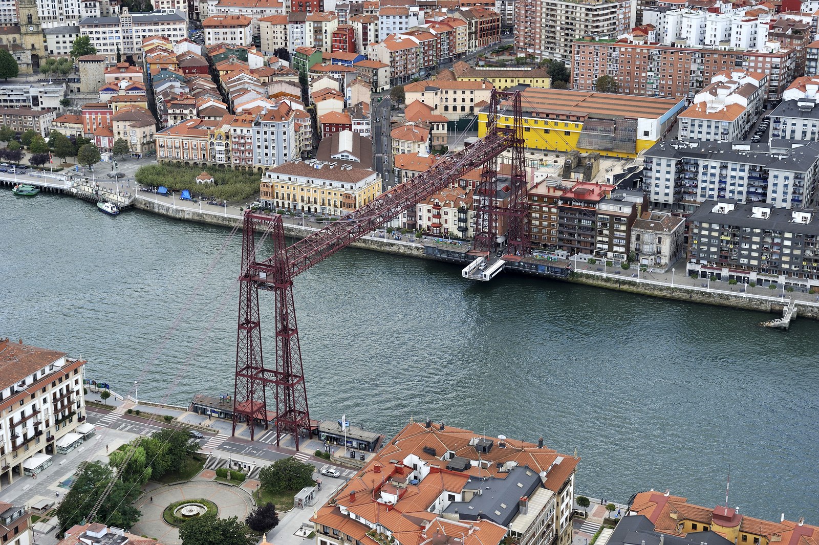 Puente colgante visto desde el aire con Portugalete al fondo