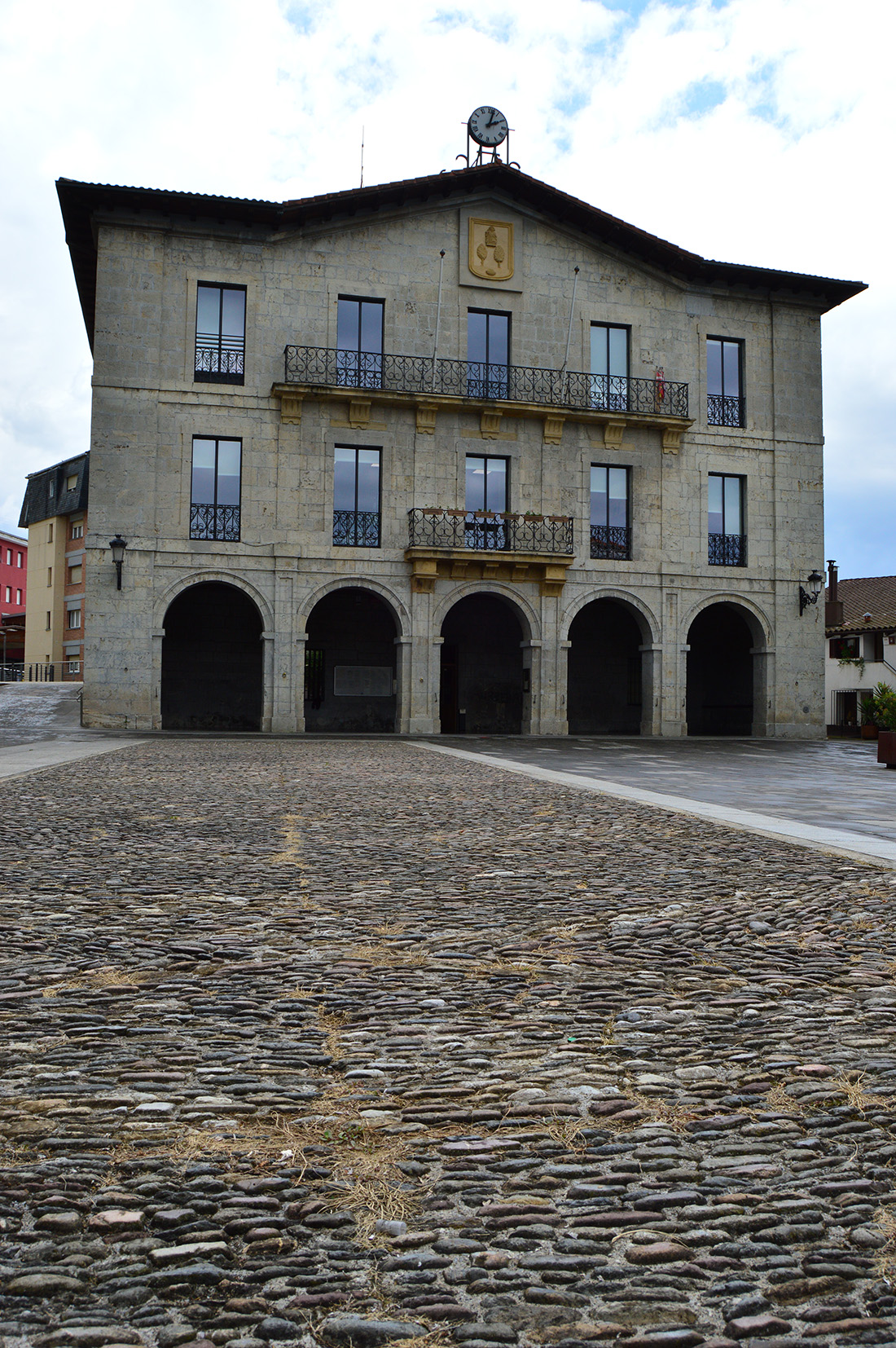 Conjunto de la Casa Consistorial y plaza de Astigarraga