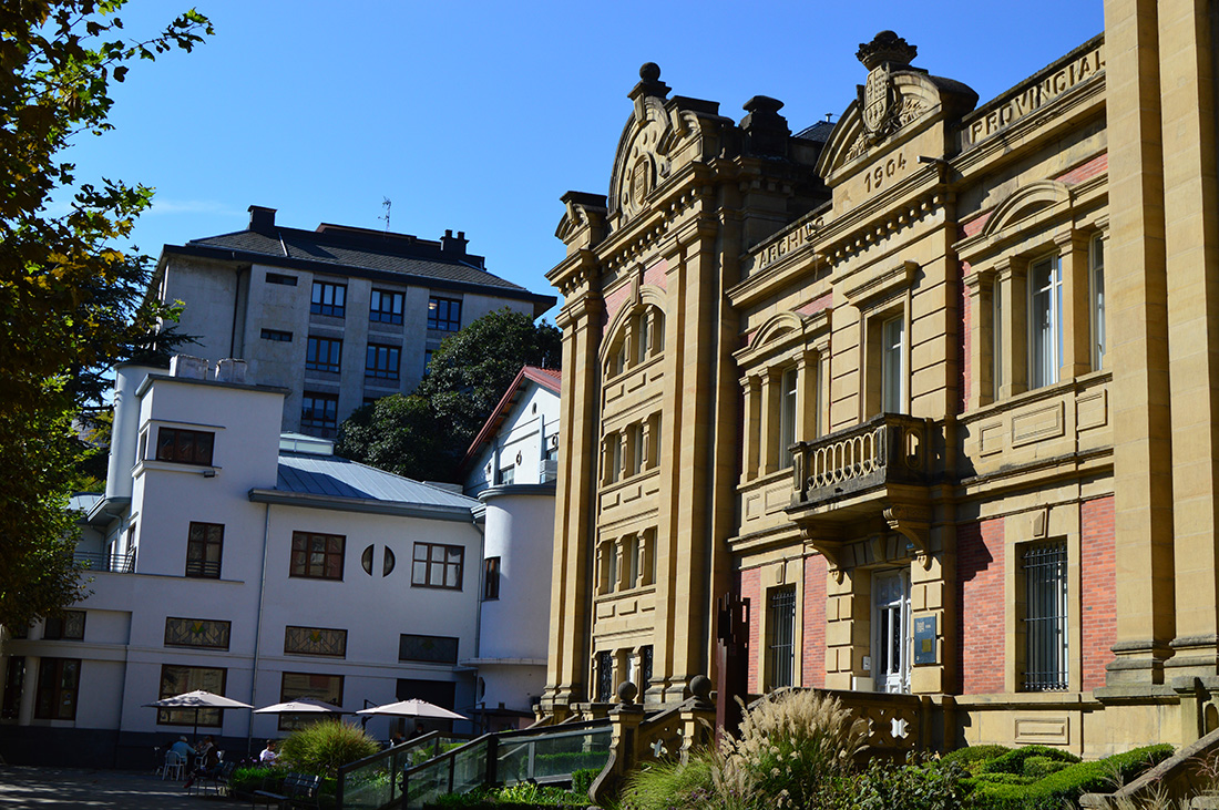 Conjunto del Archivo Provincial y el Frontón Beotibar