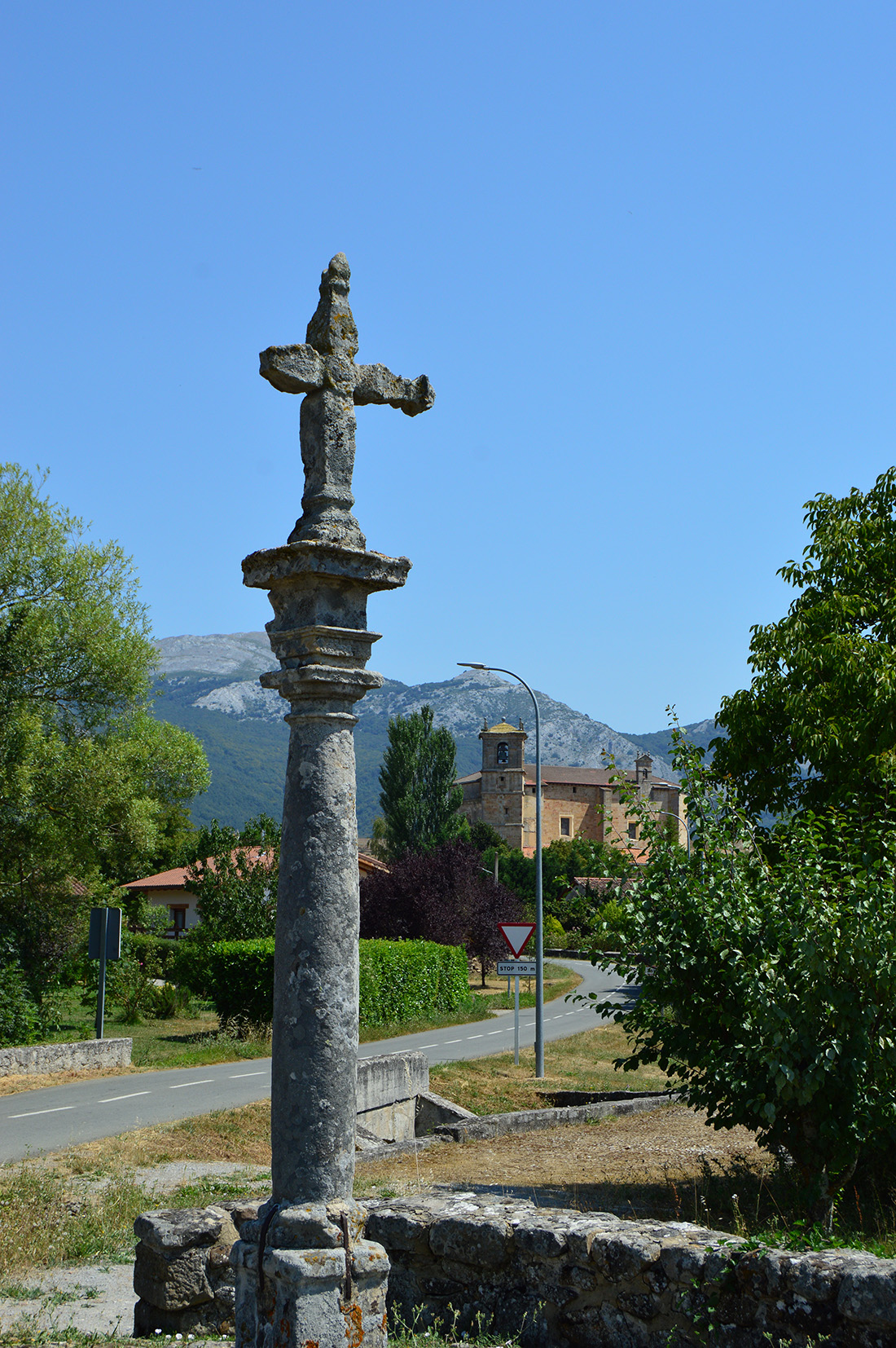 Puente y cruz de término de Zubizabal