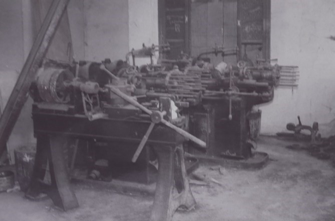 Torno-revólver “Pittler” junto a otras piezas en el taller de Viuda e Hijos de Sarasqueta (Eibar). Archivo Depósito de Patrimonio Cultural Industrial Mueble (Gobierno Vasco).