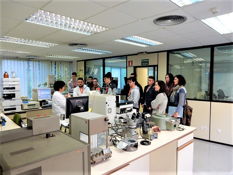 Imagen de una profesora de visita a Osalan