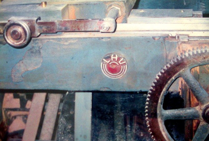 Detalle del fabricante (Lacalle Hermanos) en el torno copiador de hormas.