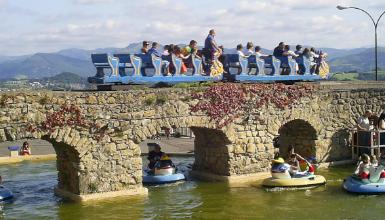 Berg- und Talbahn und Wasserbecken