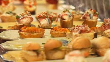 Bilboko Kale Nagusitik pintxoak jaten