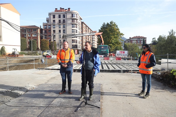 Entrada al album de Flickr: h URA coloca las vigas del puente sobre el nuevo cauce del arroyo San Juan en Laudio