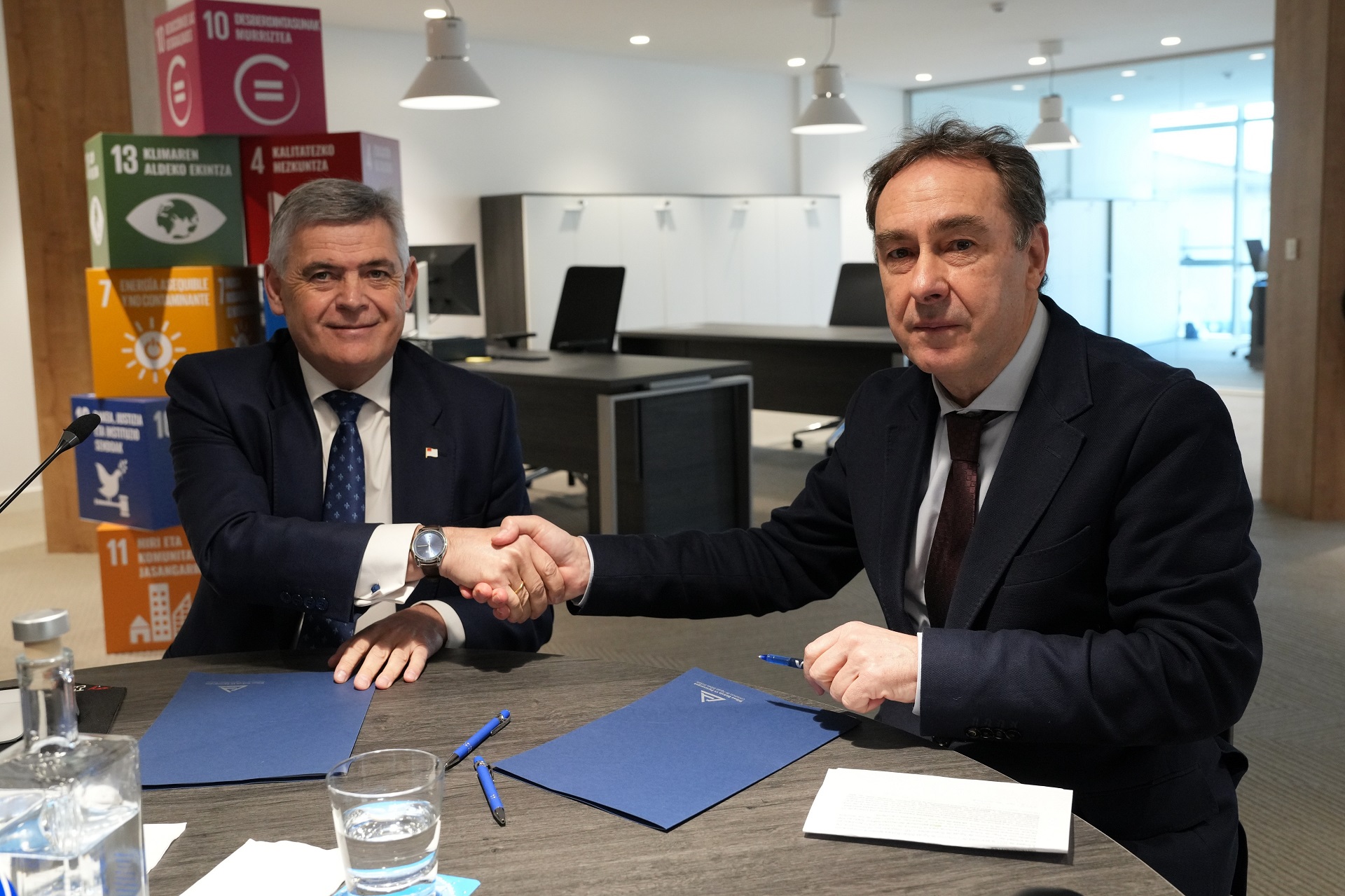 El Director General de URA, Antonio Aiz y Presidente del Consorcio de Aguas Bilbao Bizkaia en la firma del convenio