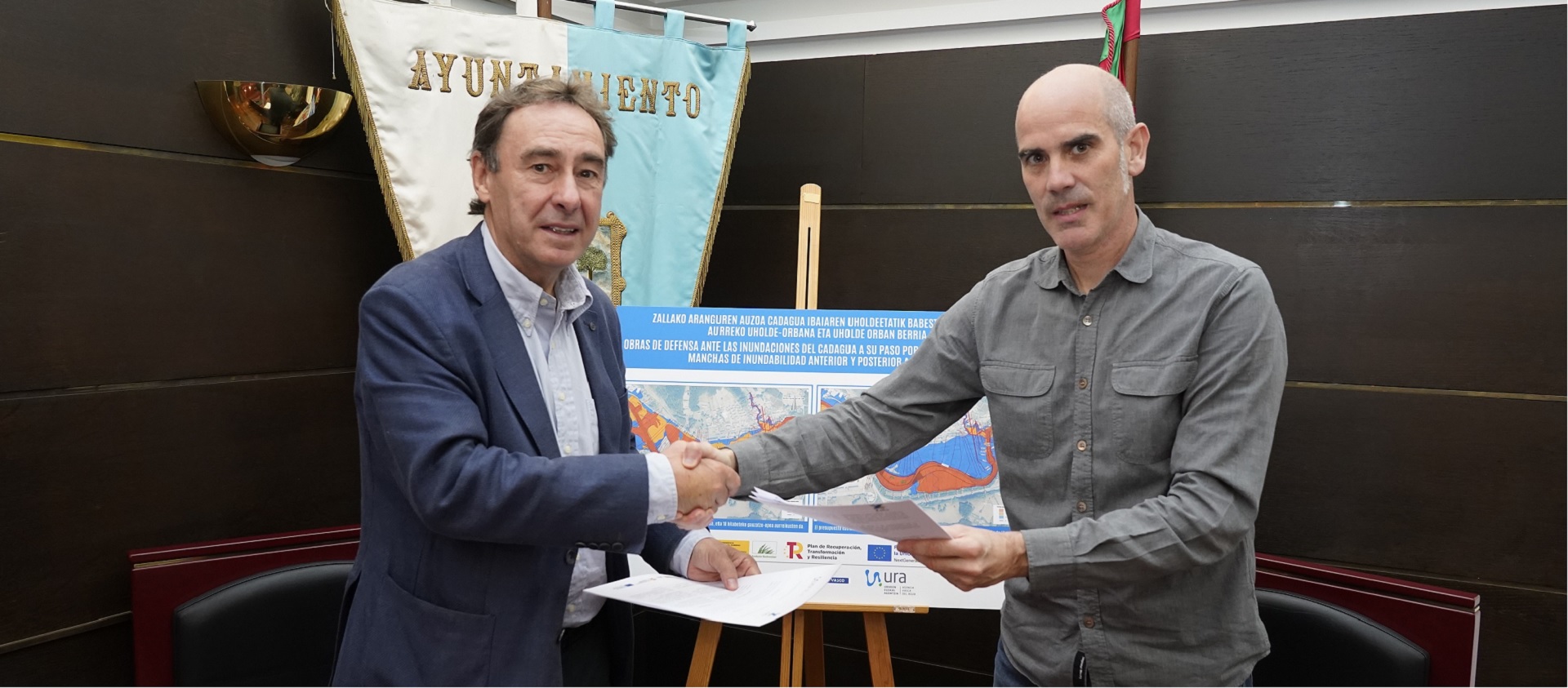 El director General de URA y el alcalde de Zalla cerrando el acuerdo con un apret&oacute;n de manos