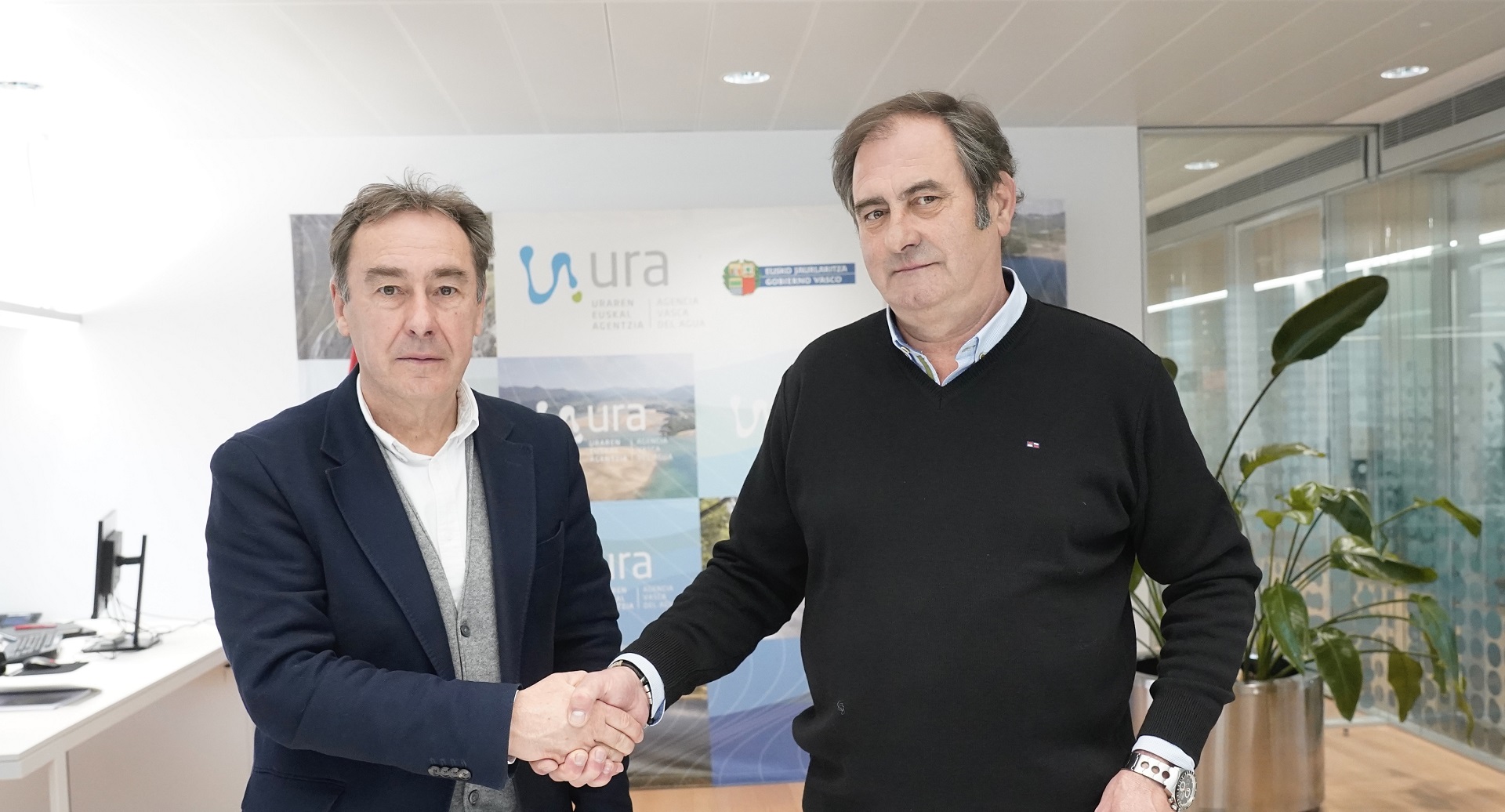 URAko zuzendari nagusiaren eta Arabar Errioxako Ur-partzuergoaren Zuzendariaren arteko agurra URAko bulegoan