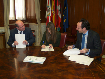 Bittor Oroz, Idoia Garmendia y Juan Ignacio Motiloa durante la firma del convenio