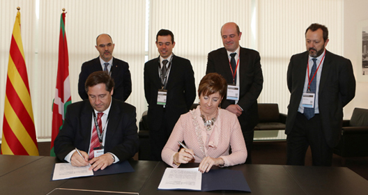 Firma del convenio entre Euskadi y Cataluña