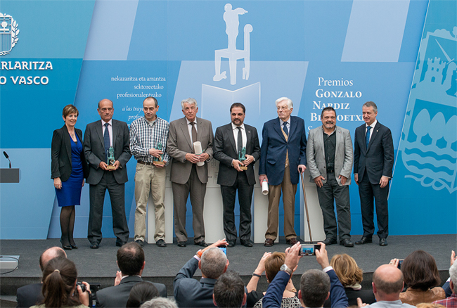 El Lehendakari Iñigo Urkullu y la consejera Arantxa Tapia con los galardonados con los premios Nardiz 2016
