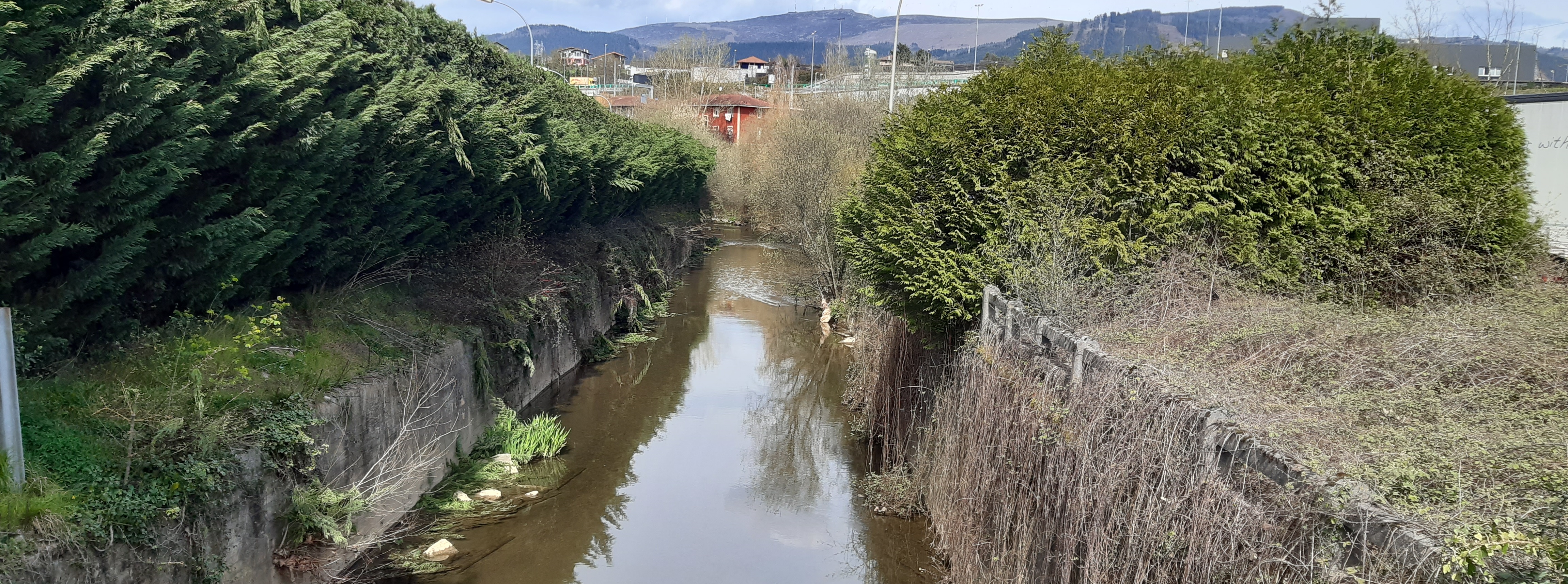 Localización del futuro puente de acceso al polígono industrial de Trañapadura sobre el río Sarria.