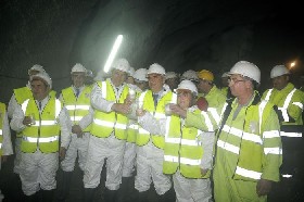 Las autoridades brindan tras haberse realizado el cale.