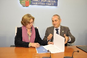 I�aki Arriola y M� Luisa Guibert firman el convenio