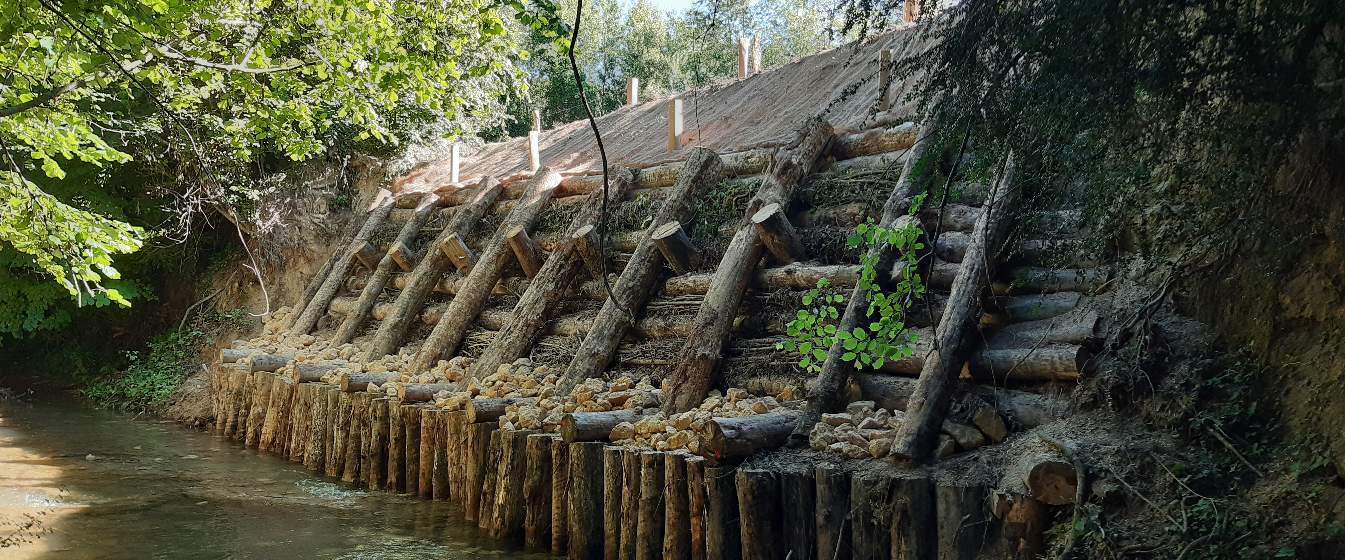 Ibaiertz zaharberritua Jugalez ibaiaren eskuinaldean, Pagoeta parean, Urizaharrean