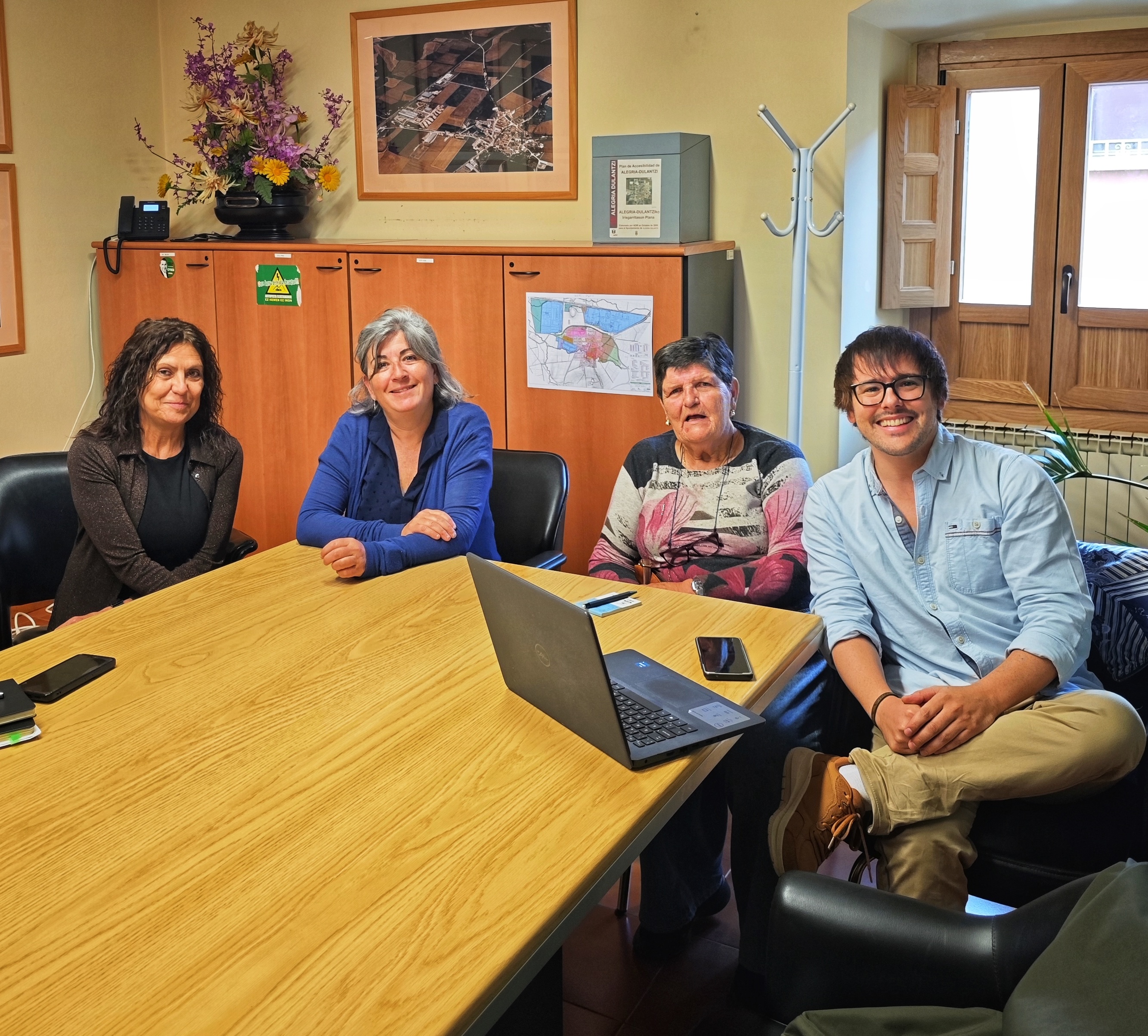 Alegr&iacute;a-Dulantzi fortalece la coordinaci&oacute;n comunitaria con el programa Farmacia Lagunkoia y reflexiona sobre el futuro de los centros de personas mayores