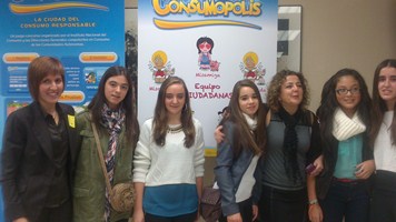 Componentes del equipo 'Ciudadanas', acompañadas por su profesora y la directora de Kontsumobide, Elena Unzueta