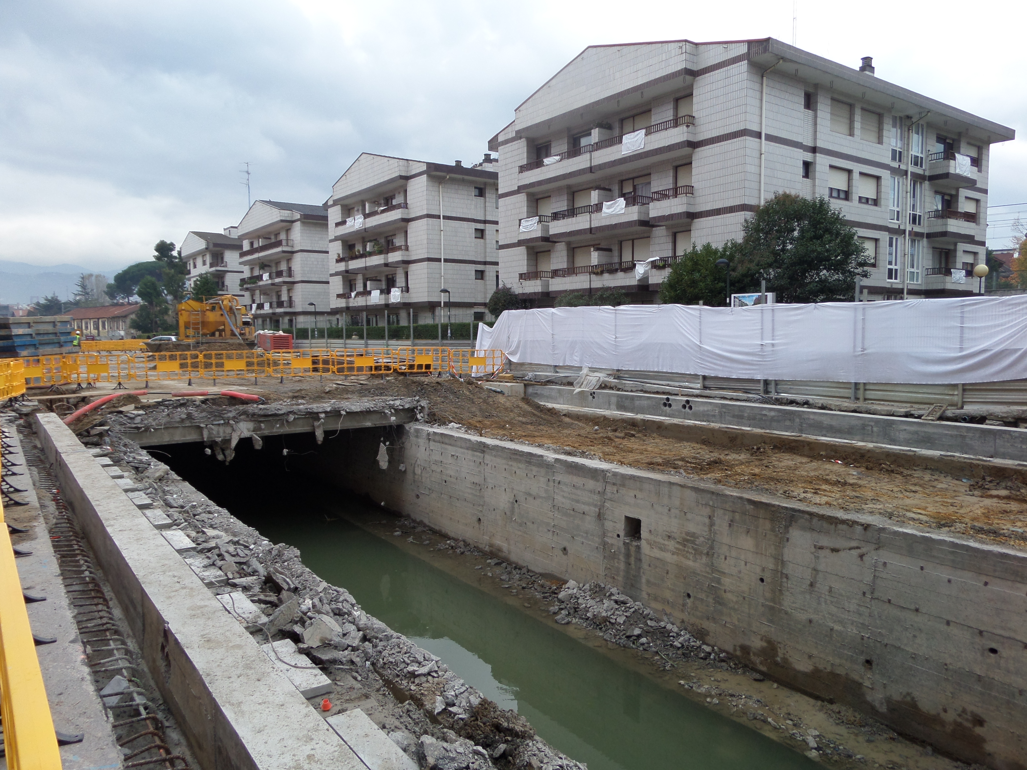 Zona en la que se repondr&aacute; el puente en el R&iacute;o Gobela, tramo Errekagane, Getxo.