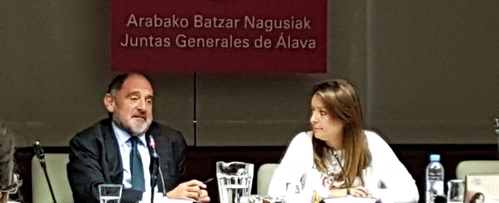 El director de URA Ernesto Mart&iacute;nez de Cabredo en las Juntas Generales de &Aacute;lava