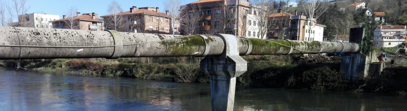 Conducci&oacute;n de abastecimiento de Aguas del A&ntilde;arbe, que ha sobrevolado el Urumea entre Astigarraga y Martutene durante a&ntilde;os