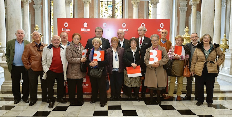"BAKARDADE EGOERAN AURKITZEN DIREN PERTSONAK ANTZEMAN ETA BIDERATZEKO BILBOKO UDALA GEROZ ETA BALIABIDE GEHIAGO MARTXAN JARTZEN ARI DA" MARIAN PEREZ DE ALBENIZ, MIRADA ACTIVA ETA PERTSONA NAGUSIEN NEGOZIAZIORAKO ARDURADUNA
