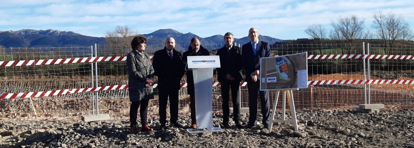 Ingurumen, Lurralde Plangintza eta Etxebizitzako sailburu I&ntilde;aki Arriolak eta URAren zuzendari nagusi Ernesto Martinez de Cabredok, Aguraingo alkate Ernesto Sainz Lancharesekin batera, Uraren Euskal Agentzia Arabako herri horretan eraikitzen hasi den hondakin-uren araztegiaren (HUA) obrak bisitatu dituzte.