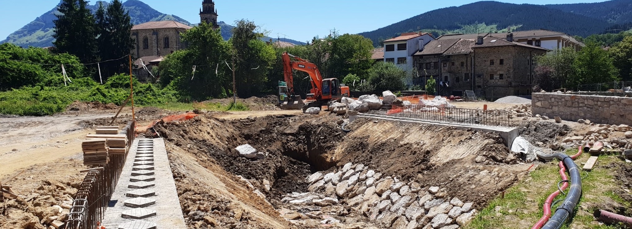 Bigarren zubiko habeak jarri dira Toloto errekaren gainean, Elorrio parean