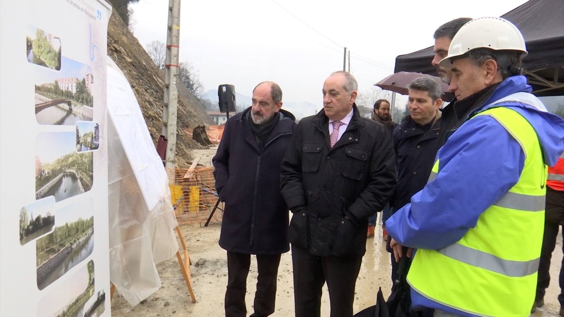 El consejero de Medio Ambiente, Planificaci&oacute;n Territorial y Vivienda, I&ntilde;aki Arriola, y el alcalde de San Sebasti&aacute;n, Eneko Goia, acompa&ntilde;ados por el director general de la Agencia Vasca del Agua, Ernesto Mart&iacute;nez de Cabredo, han visitado las obras de la segunda fase del proyecto de defensa ante inundaciones del r&iacute;o Urumea,