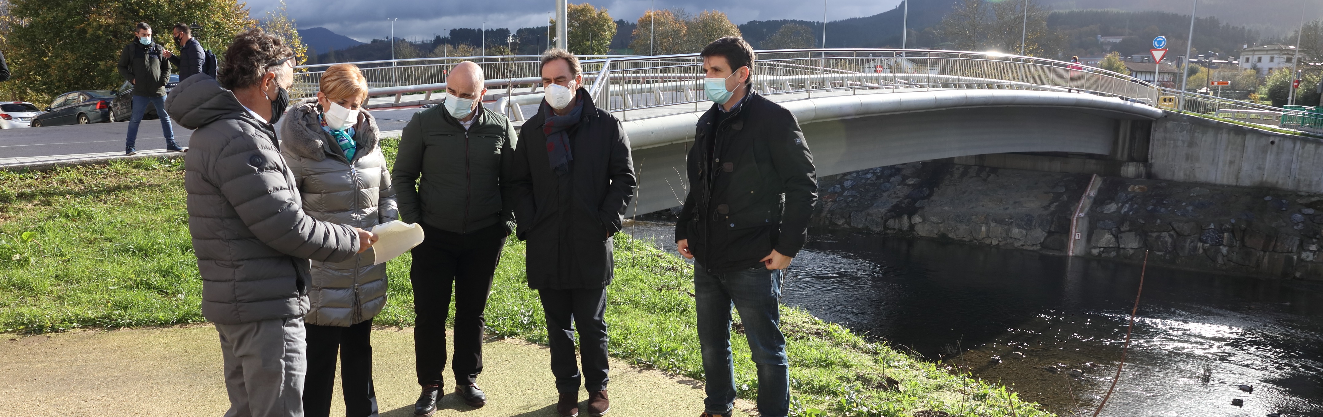 Visita a las obras de defensa ante crecidas del Cadagua a su paso por el barrio Mimetiz de Zalla