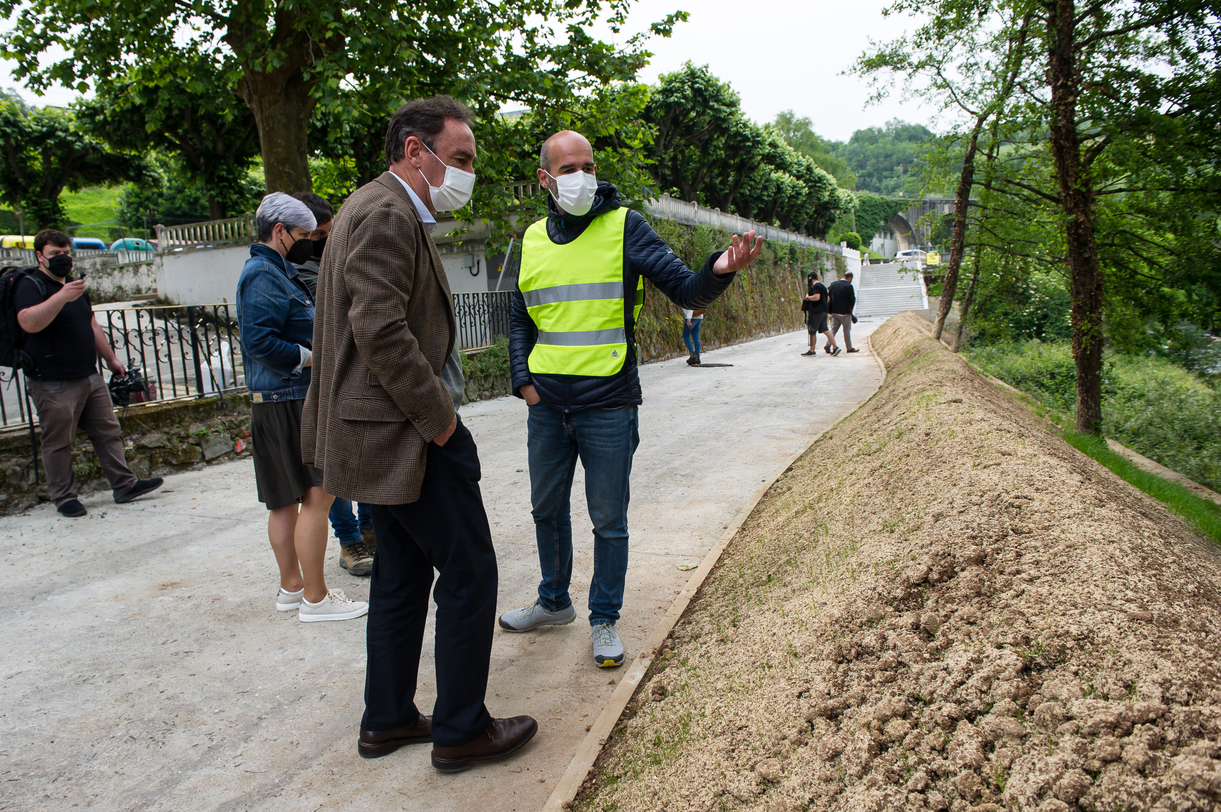 Antonio Aiz, director general de URA, y Mari Jose Izagirre, concejala de Servicios del Ayuntamiento de Andoain, han podido visitar los trabajos del paseo fluvial que se est&aacute;n ejecutando en Bekoplaza