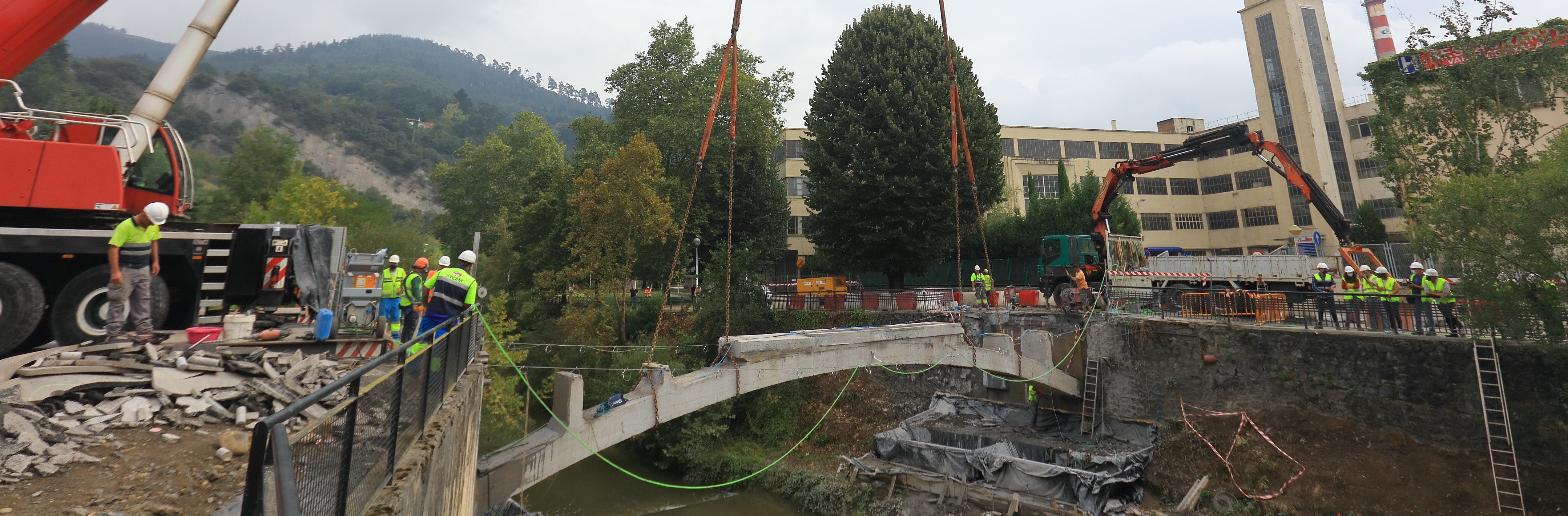 Trabajos de demolici&oacute;n del puente actual de Altzarrate en Llodio