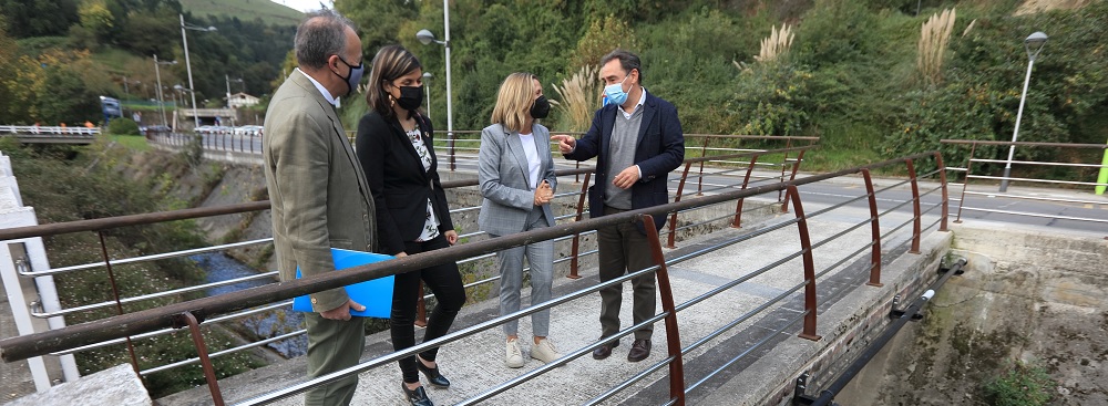 El director de la Agencia Vasca del Agua-URA, Antonio Aiz, la alcaldesa de Barakaldo, Amaia del Campo y la concejala de Desarrollo Sostenible y Medio Natural, Alba Delgado en la visita al r&iacute;o en Barakaldo
