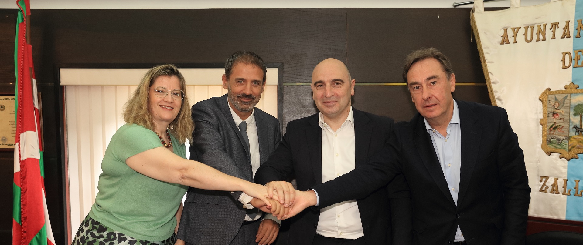 Representantes de las instituciones que han firmado el convenio con las manos entrelazadas