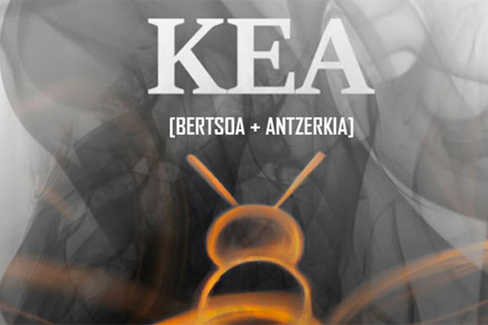 Presentación del espectáculo "KEA" que fusiona bertsolarismo y teatro en Euskararen Etxea el 5 de octubre