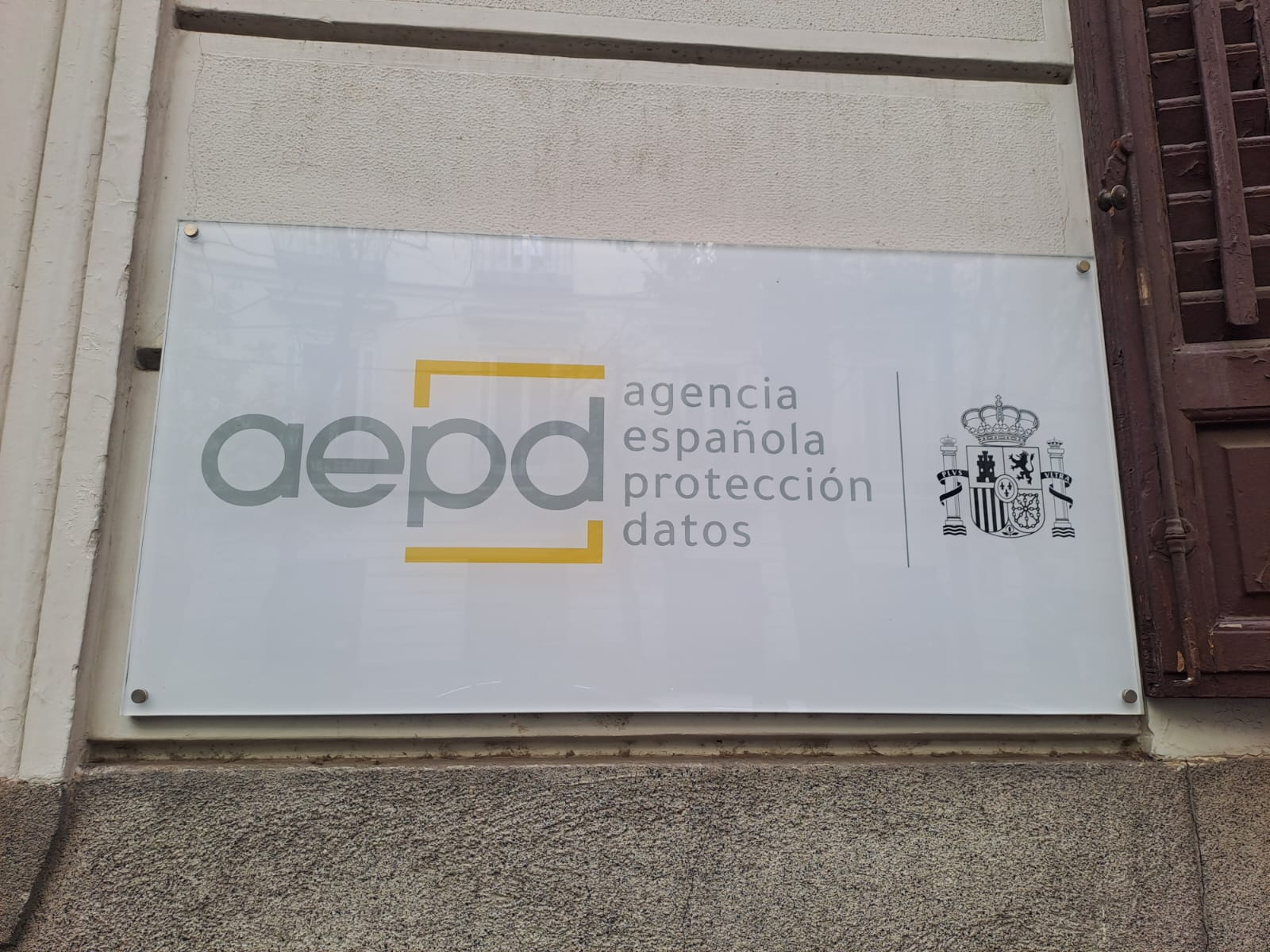 Placa colocada en la puerta