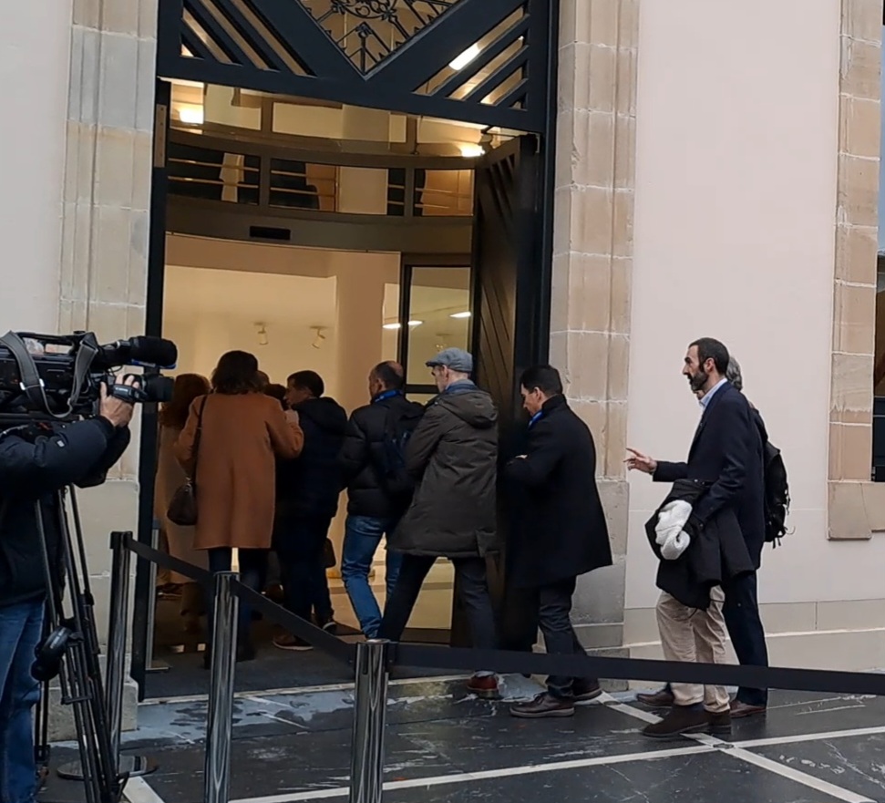 Miembros de la AVPD entrando al Parlamento 