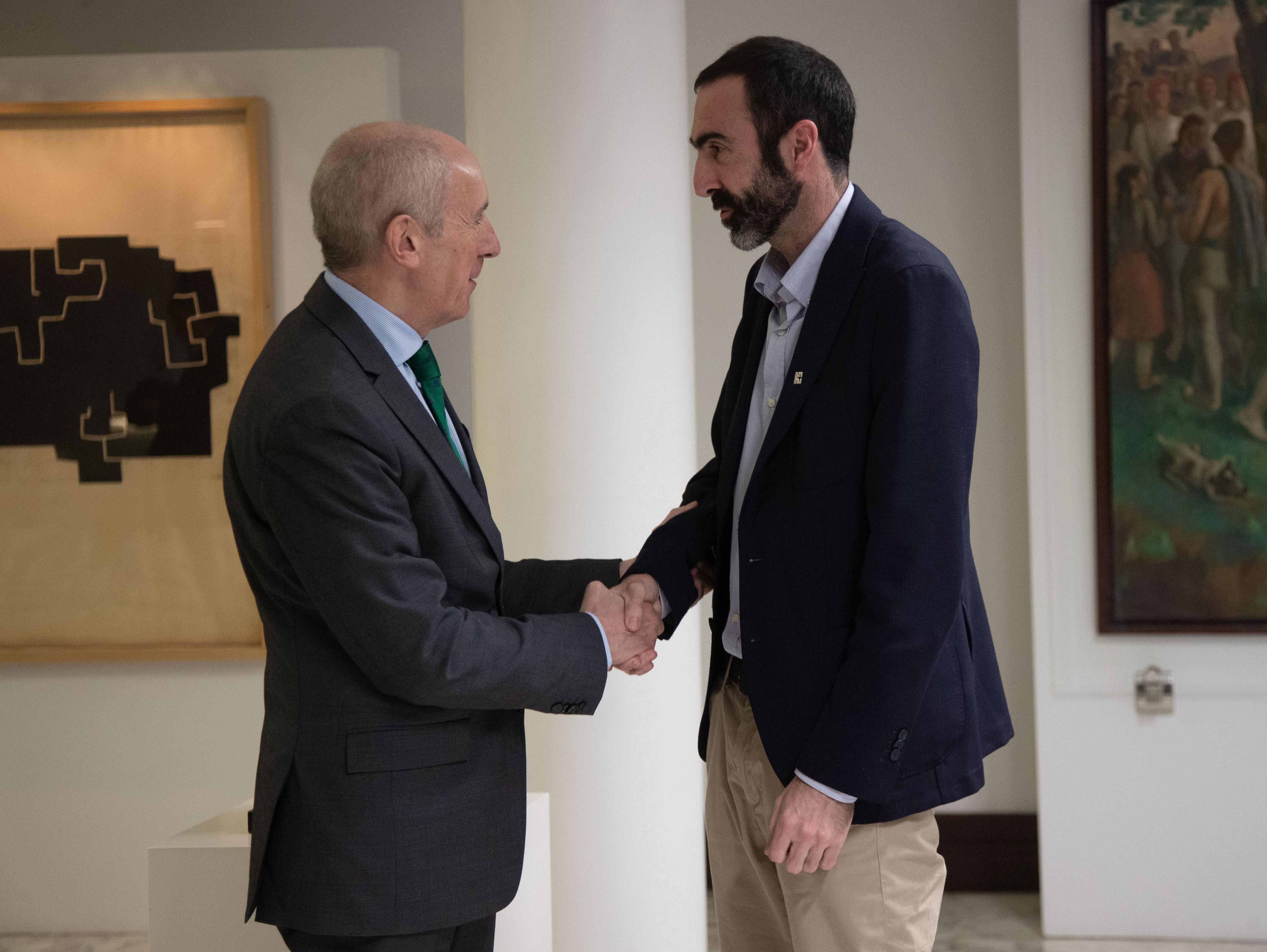 Distendida conversaci&oacute;n entre Josu Erkoreka y Unai Aberasturi en el hall del Parlamento 