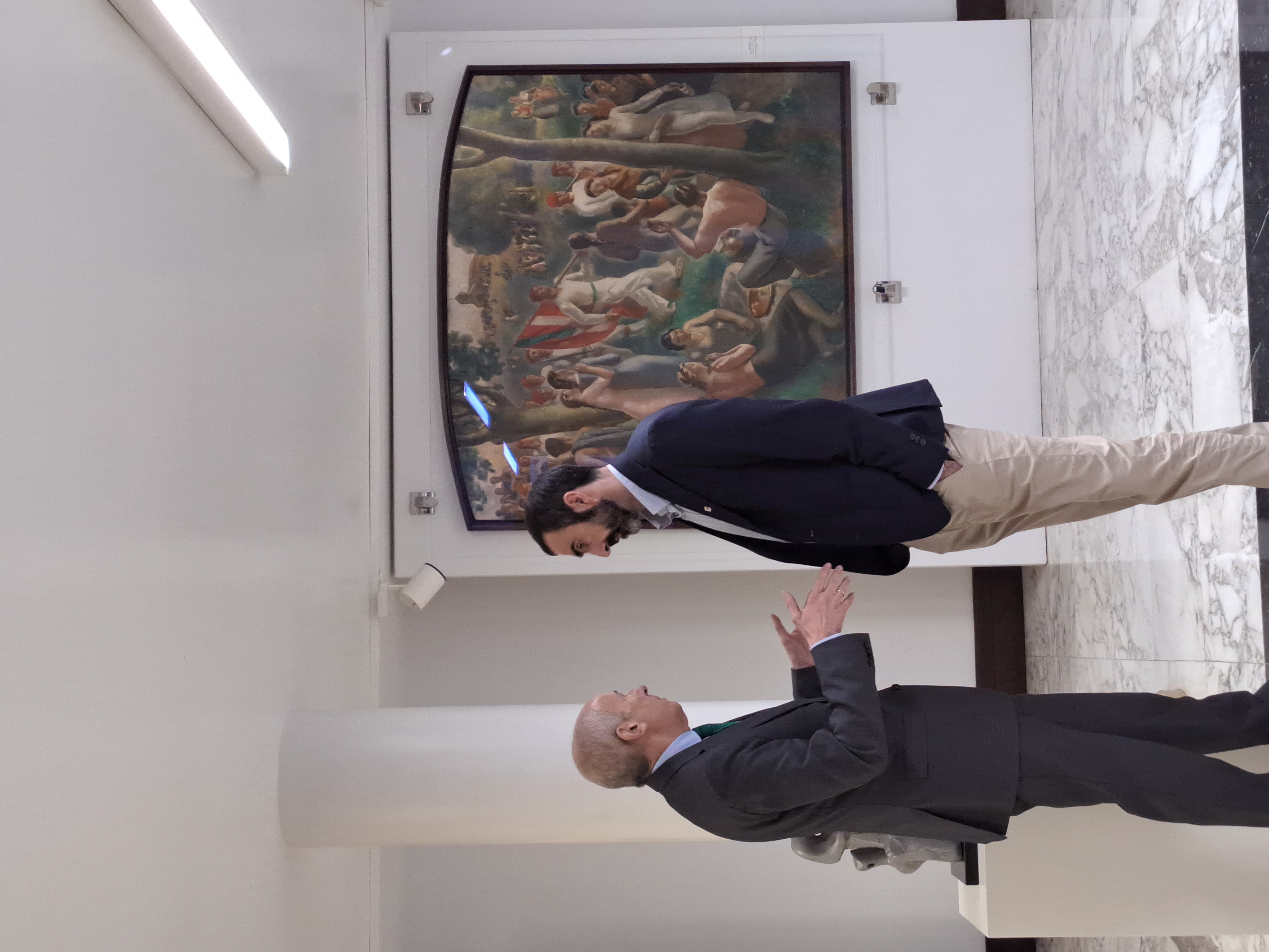 Distendida conversaci&oacute;n entre Josu Erkoreka y Unai Aberasturi en el hall del Parlamento 