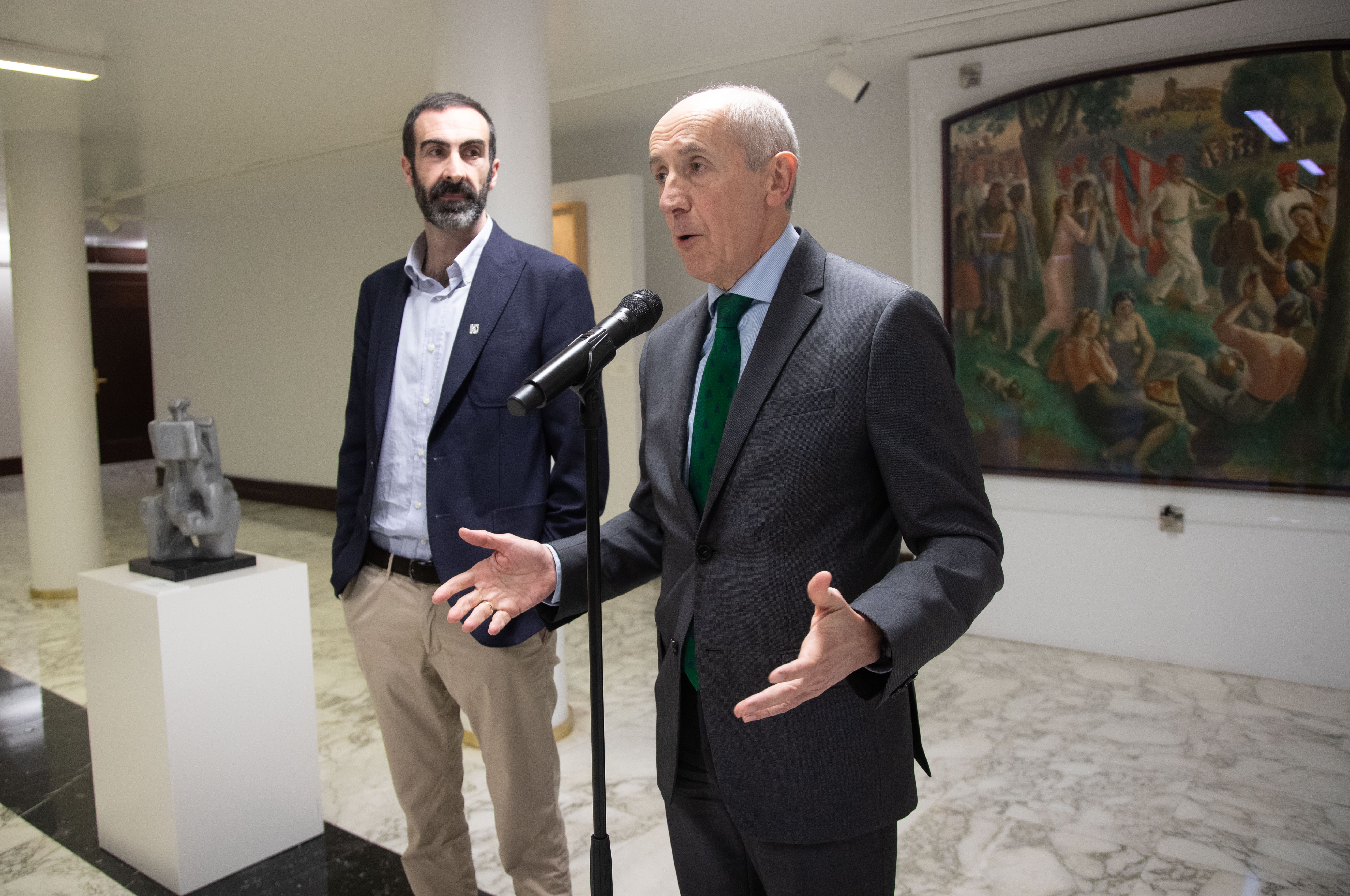 Josu Erkoreka komunikabideei zuzentzen Unai Aberasturiri hitza eman aurretik 