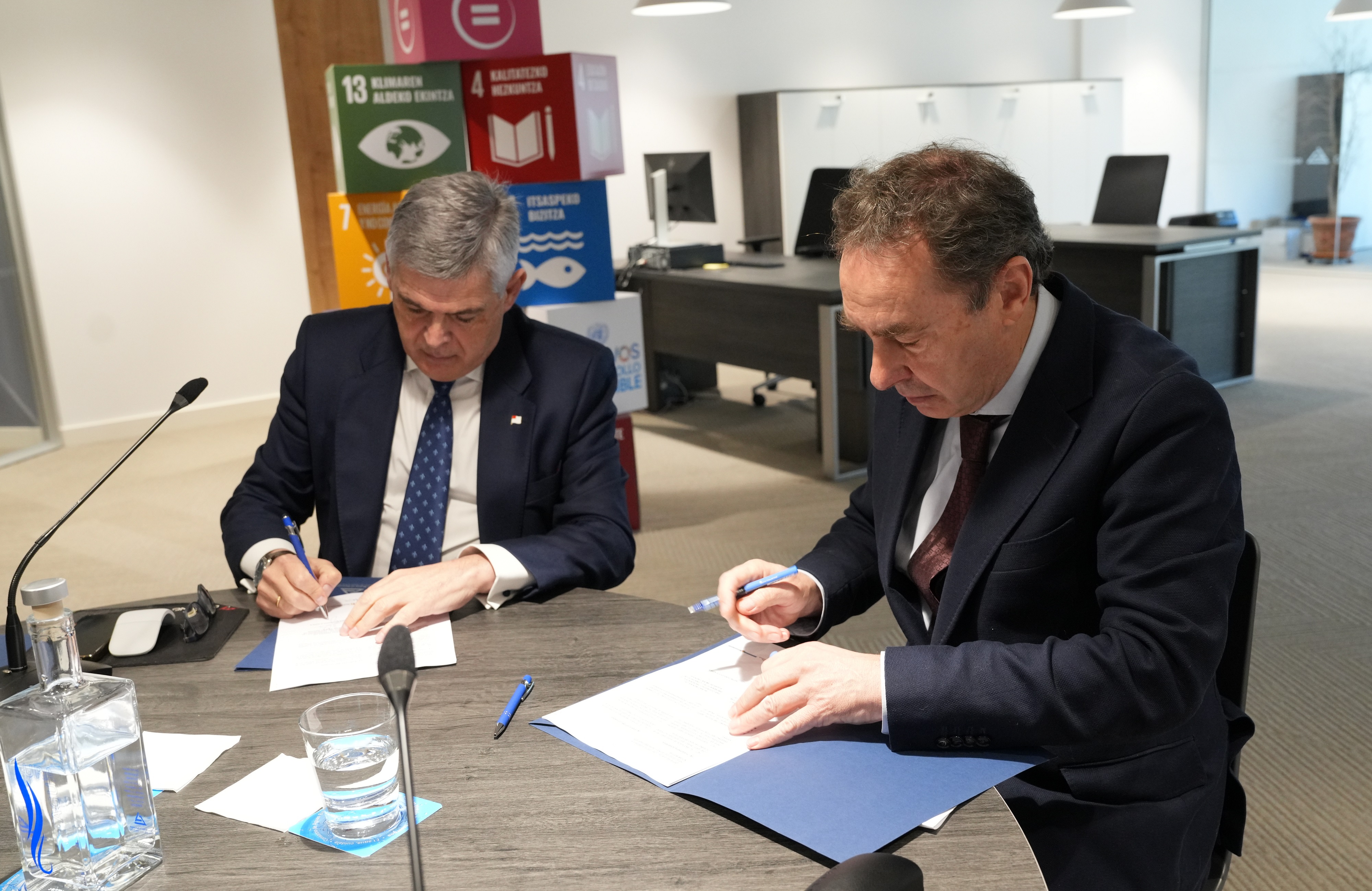 URAren zuzendari nagusia eta Bilboko Ur Partzuergoaren presidentea hitzarmenaren sinaduran