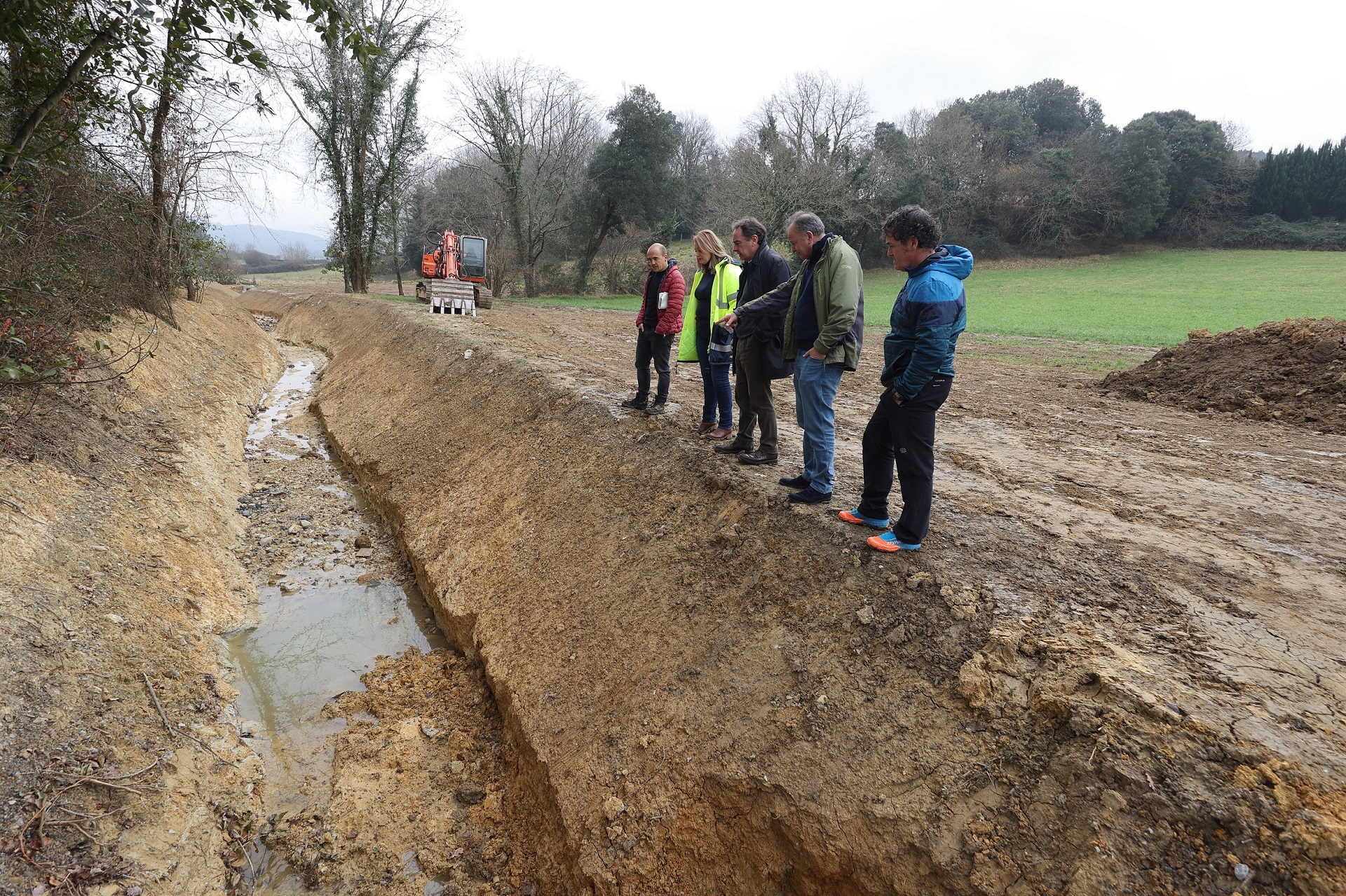 Alcaldesa de Gatika y Director de URA con el equipo t&eacute;cnico en la visita a las obras de Gatika